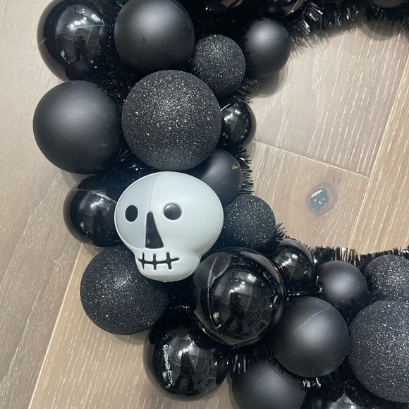 Hyde and Eek shatterproof bulb Skull wreath. NWT - Picture 2 of 2